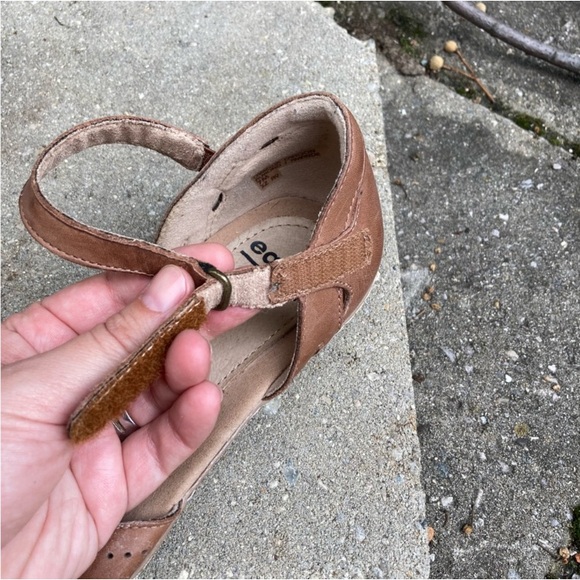 Earth sandal, closed toe, metallic, cutout - Picture 7 of 7